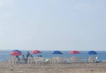 Plages d’Oran : Des tables, chaises et parasols gratuits pour tous les estivants