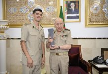 Athlétisme : Djamel Sedjati honoré par le général d’armée Saïd Chanegriha