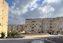 Entre les 800 logements et Diar El Hana (Mostaganem) : Une fuite d’eau persistante dégrade la chaussée